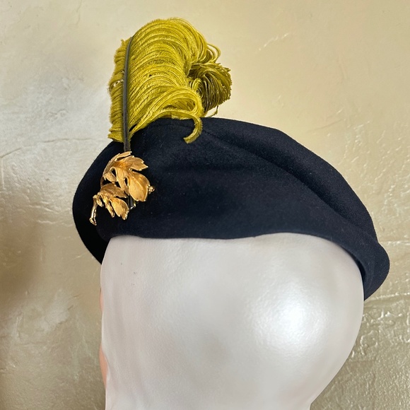 ALLURING 1940s\' BLACK FELT BERET WITH GATHERED TOP + CURLED CHARTREUSE  FEATHER
